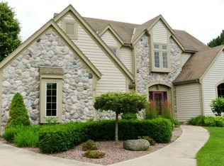 N25W26331 Foxcroft Ct, Pewaukee, WI 53072