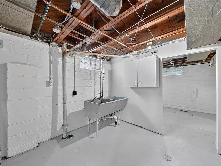 2090 Cicotte Ave — Photo 32