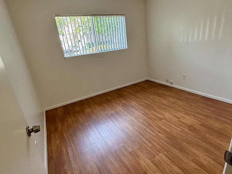 910 E Elk Ave — Photo 17