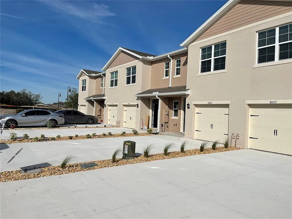3 bed, 2.5 bath, 1515 sqft, $1,799 — Photo 2