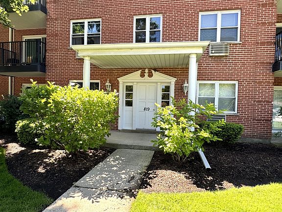 2nd image of 819 E Miner St Unit 3C