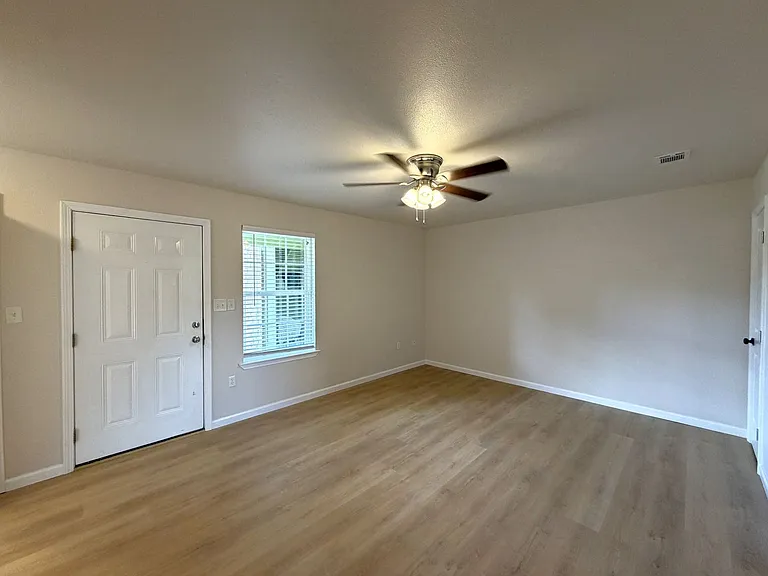 941 Valley Rd — Photo 3