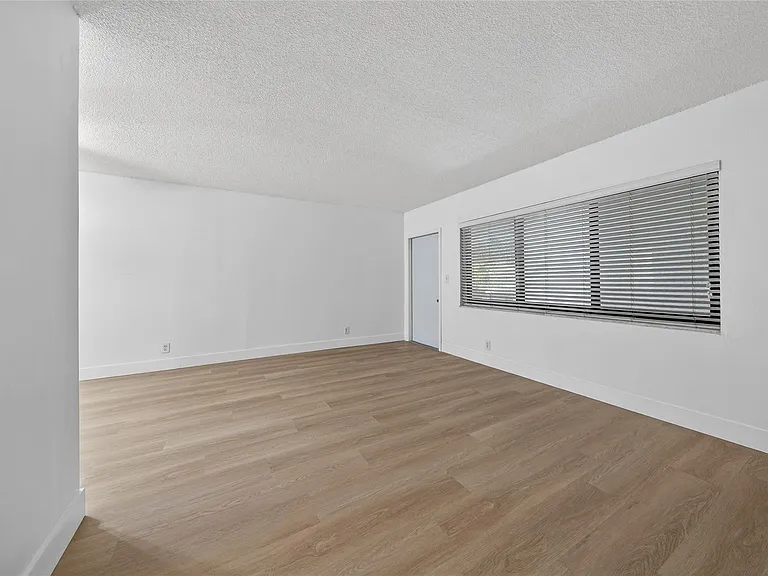 2201 NE 36th St #105 — Photo 8
