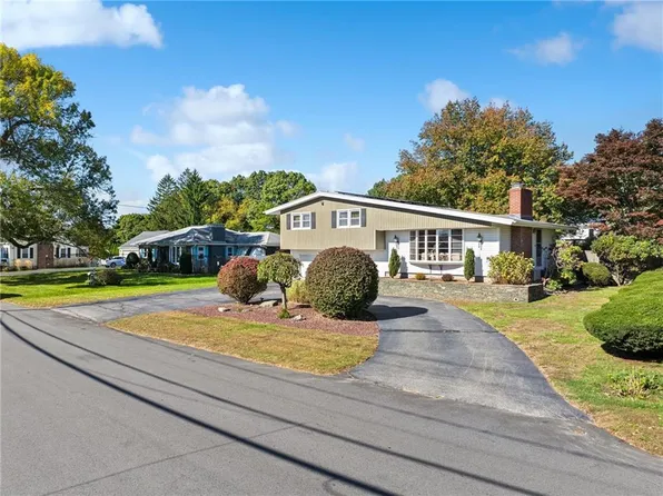 32 School St, Johnston, RI 02919