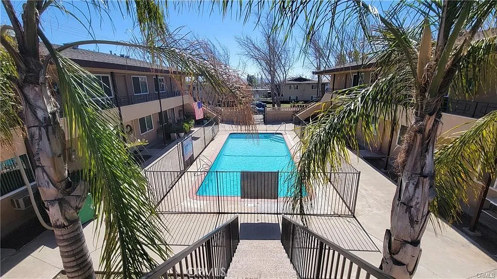 2 bed, 830 sqft, $2,100 — Photo 3