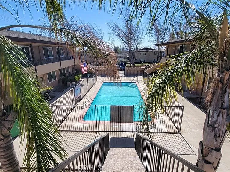 811 Orchid Ct #J — Photo 3