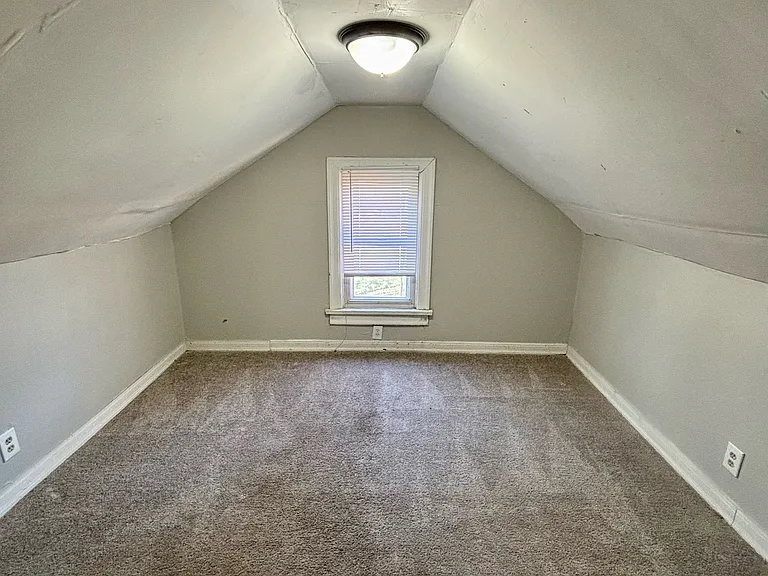 1112 Weller Ave — Photo 7