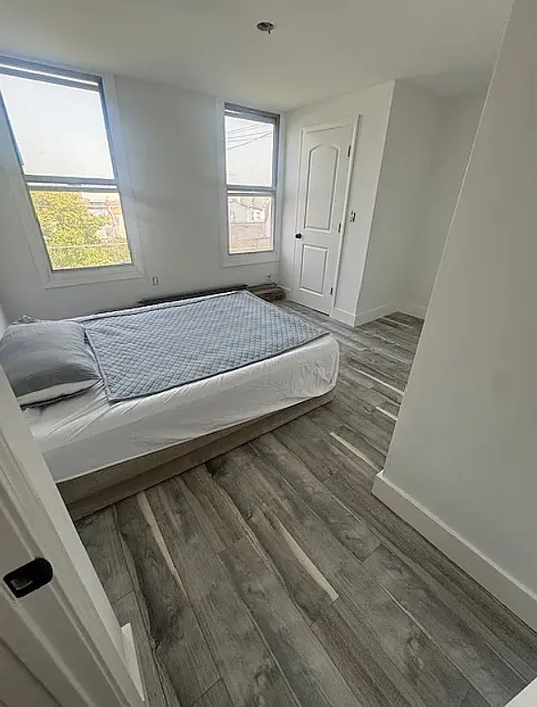 3 bed, 1200 sqft, $3,300 — Photo 2