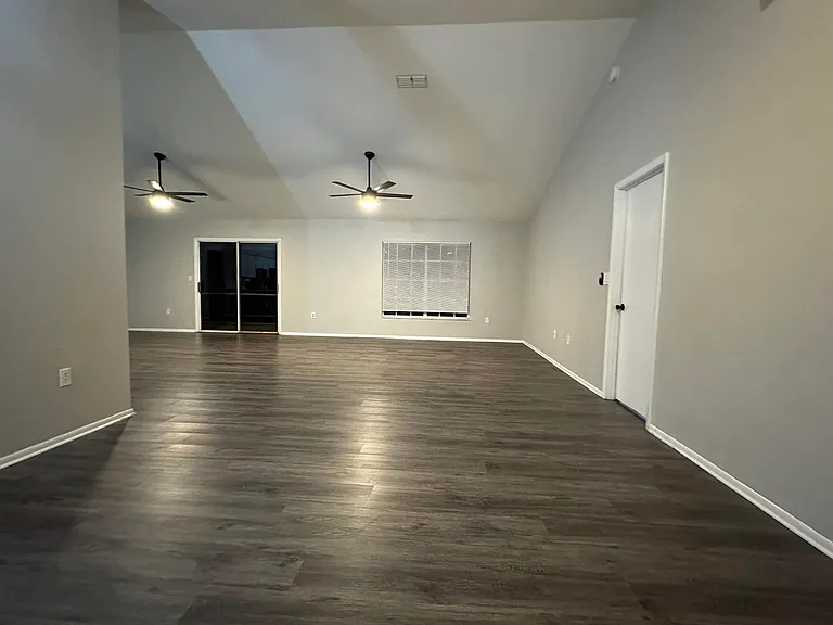 7393 Landmark Dr — Photo 2
