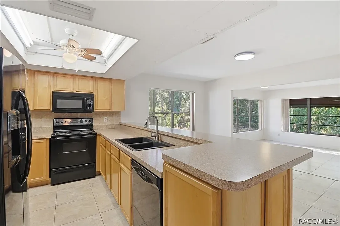 3 bed, 1839 sqft, $1,877 — Photo 2