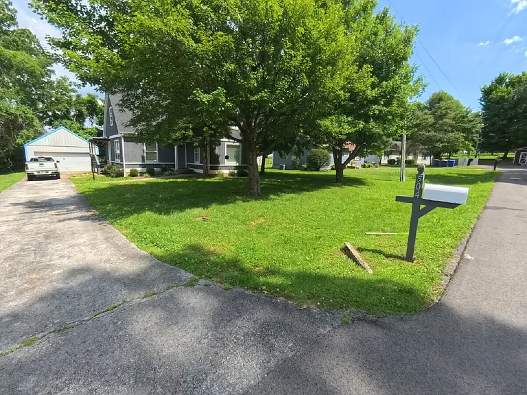 504 Willow Ln — Photo 4