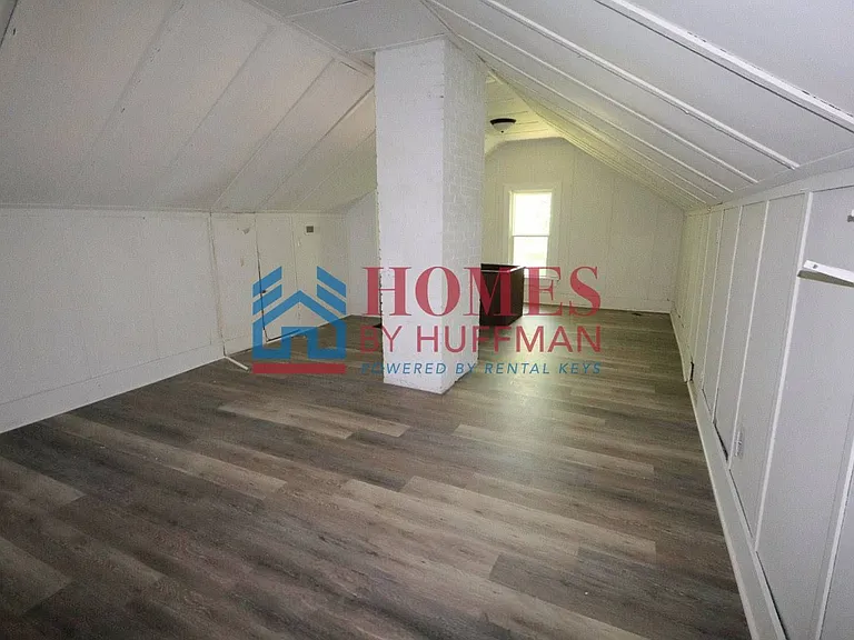 610 E Gum St — Photo 18