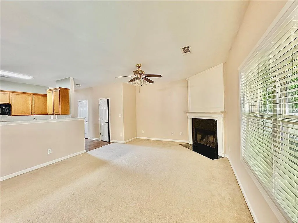 3 bed, 2.5 bath, 1814 sqft, $2,300 — Photo 2