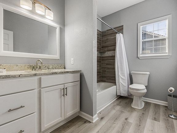 Bathroom with shower/tub