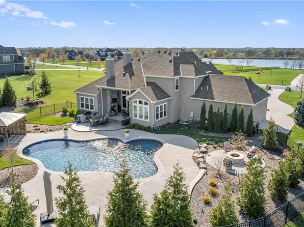 19733 Windsor Dr, Stilwell, KS 66085