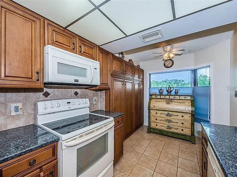 1324 Pasadena Ave S #205 — Photo 7