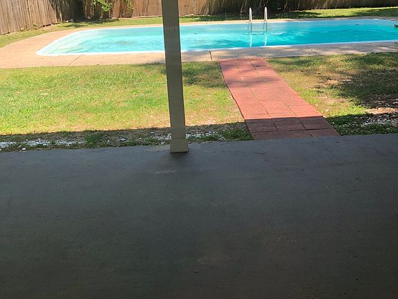5th image of 413 Laurel Oak Dr