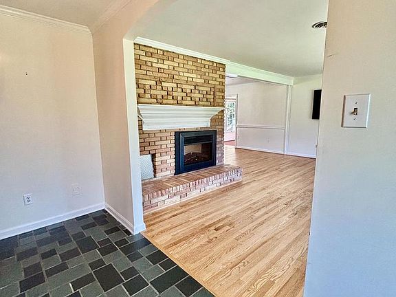 5th image of 9682 Charles St