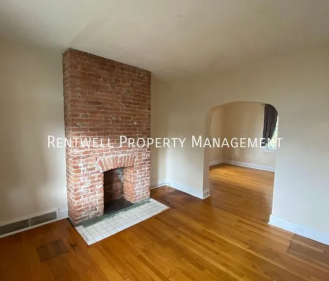 2083 Plainview Ave — Photo 8