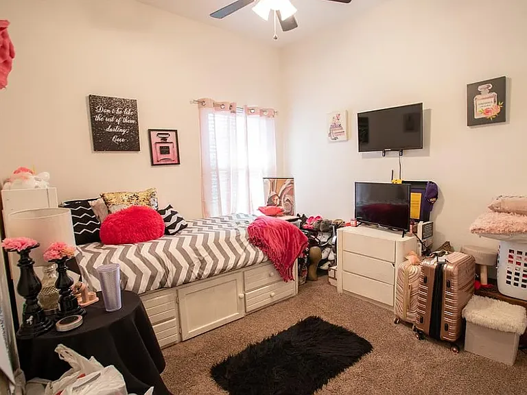 326 Hawthorn Dr — Photo 17