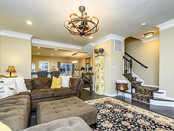 4th image of 303 Bayside Ct
