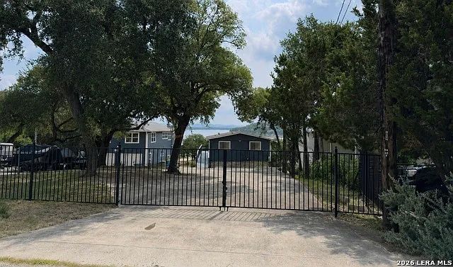 3 bed, 2.0 bath, 1570 sqft, $2,200 — Photo 2