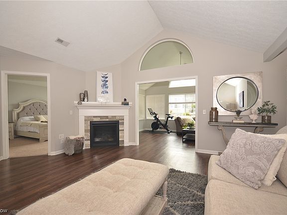 5th image of 261 Shaw Dr