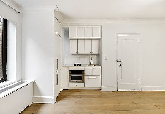 3rd image of 220 W 24th St APT 5Q