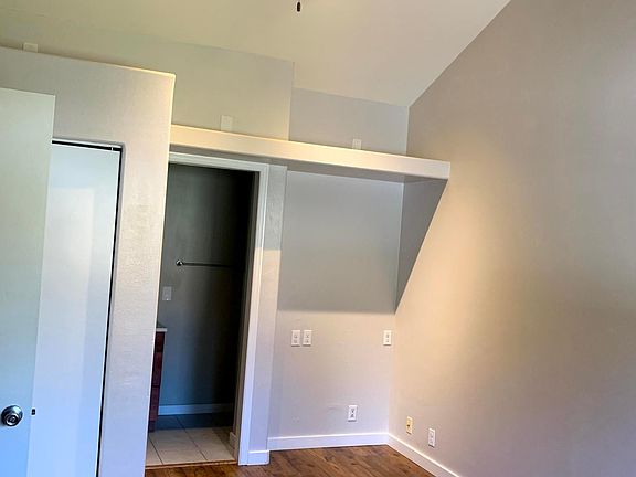 5th image of 2517 NE 205th St