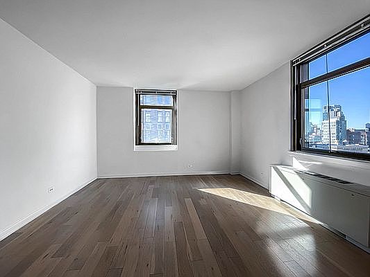 3rd image of 4 Park Ave APT 22V