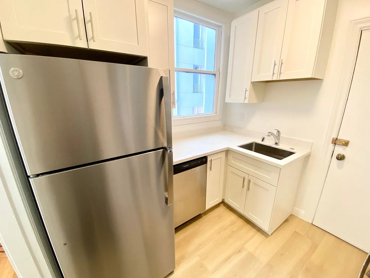 Leasing Now!! Renovated 1BD/1BA w/ Stunning Views & Tons of Natural Light! — Photo 2