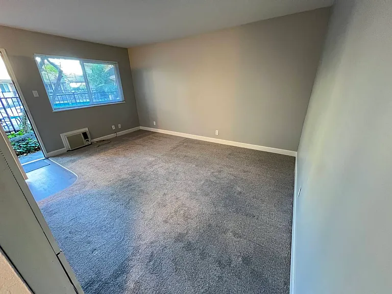 Tiffany Plaza Apartments — Photo 9