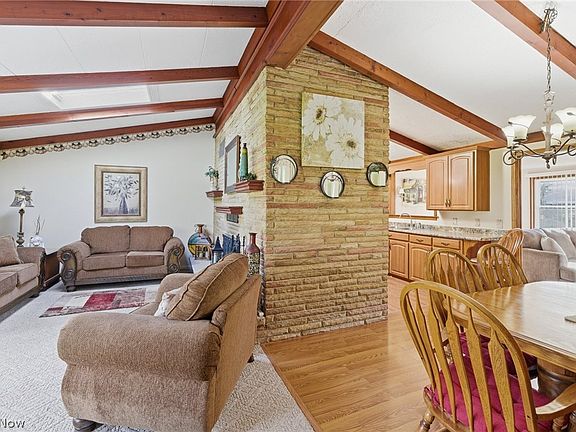 4th image of 2752 Hillcrest Dr