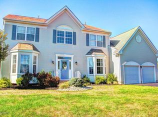 7 Heritage Dr, Allentown, NJ 08501
