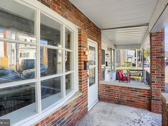 3rd image of 158 N Railroad Ave