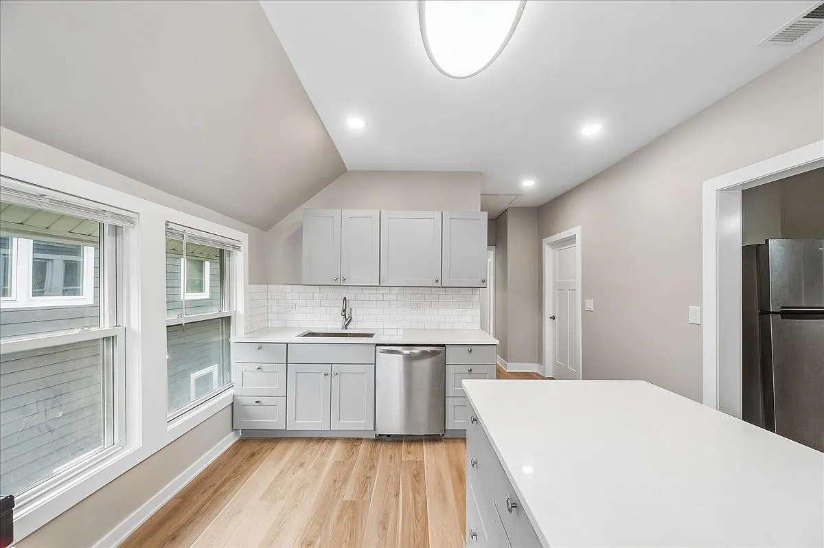 2 bed, 1100 sqft, $2,575 — Photo 4