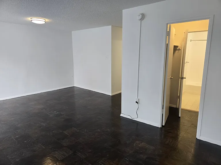 Calvert House Apartments — Photo 51