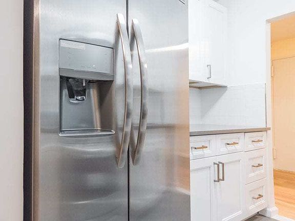2nd image of 2534 Crescent St APT 5G