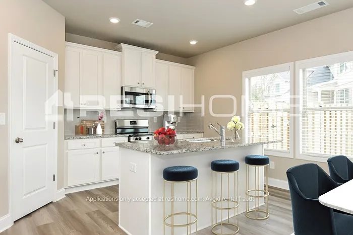 4 bed, 2.5 bath, 2163 sqft, $2,649 — Photo 4