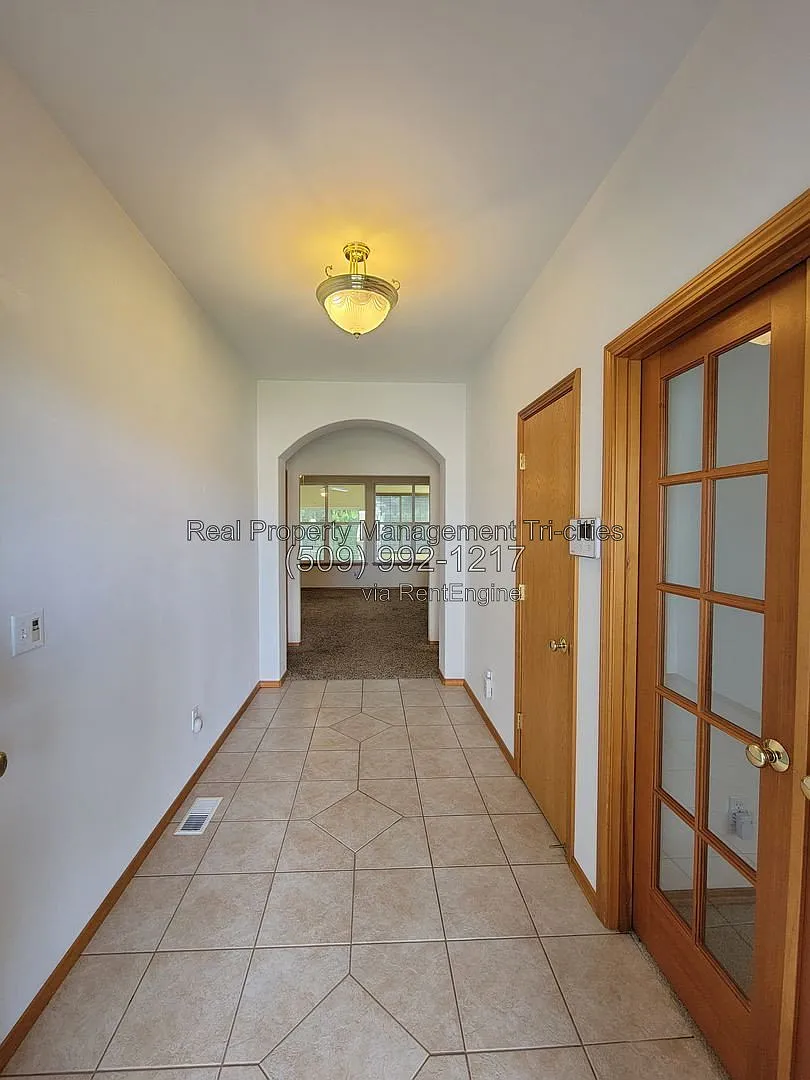 3 bed, 2.0 bath, 2021 sqft, $2,375 — Photo 3