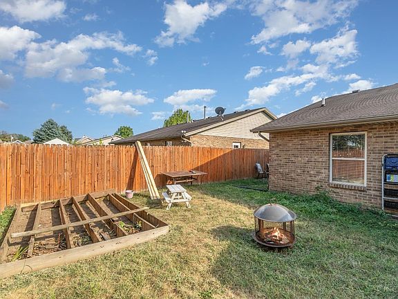 5th image of 984 Pom Court