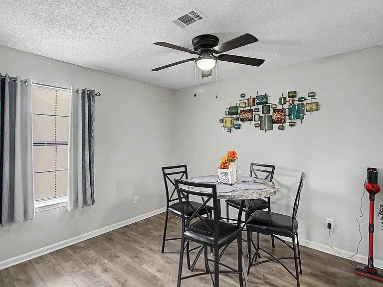 703 Woods Ct — Photo 4