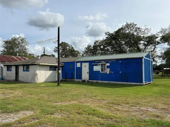 908 Main St, Anahuac, TX 77514