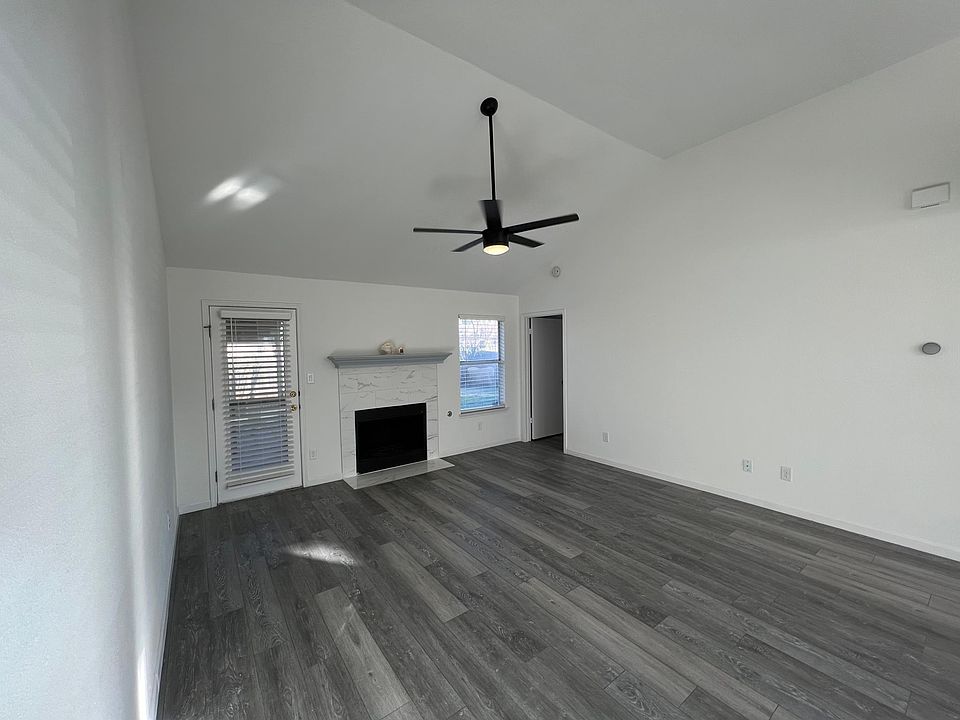 1st image of 2208 Clover Ln