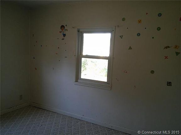 5th image of 13 Helen Dr