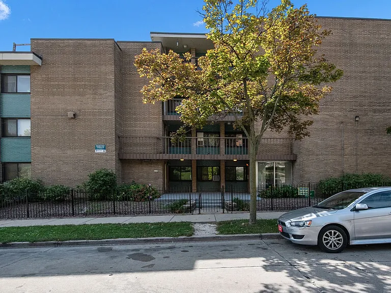 2125 W Kilbourn Ave — Photo 21