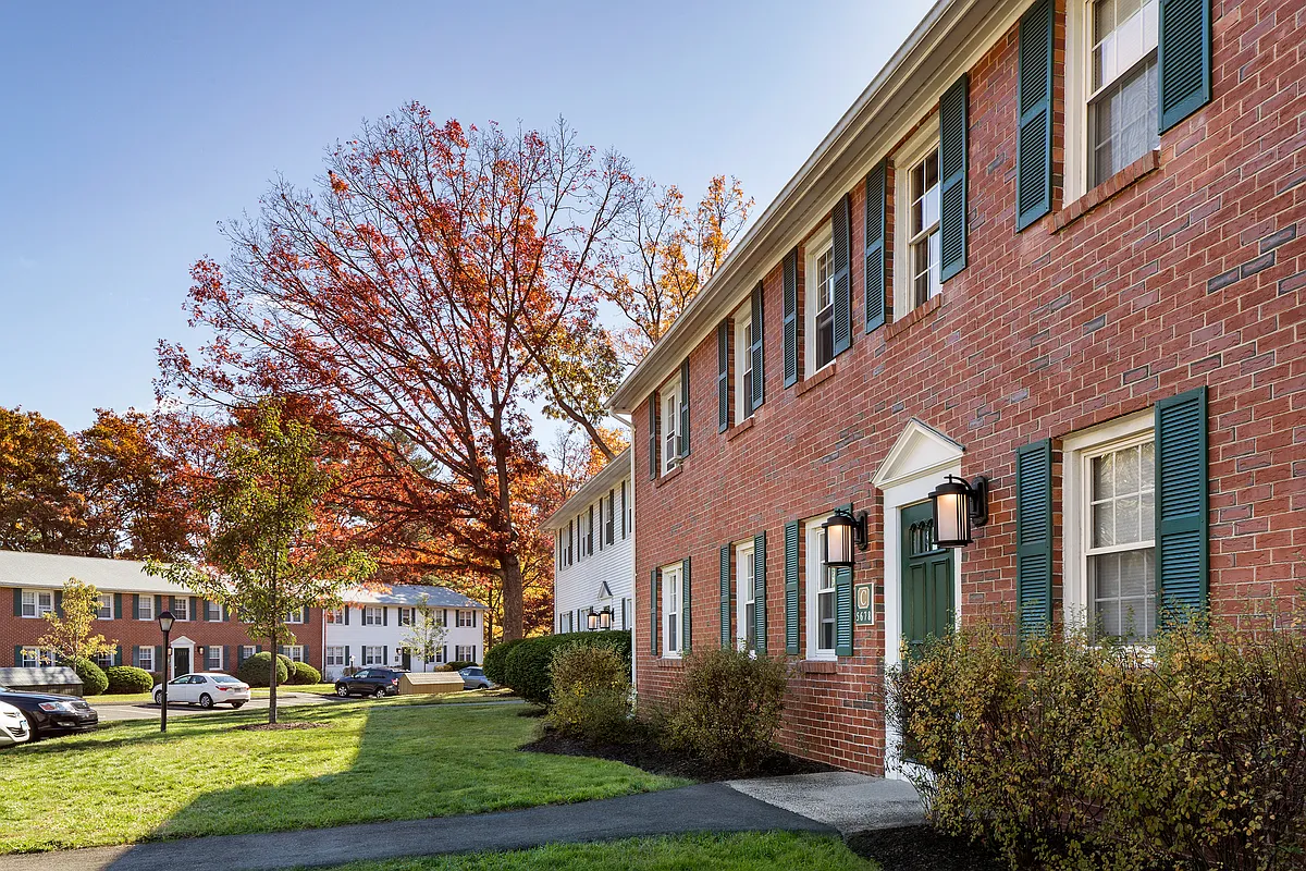 Building Photo - Avon Colonial Manor