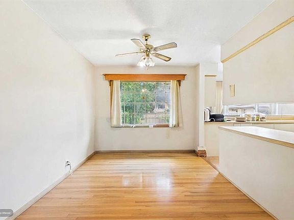 5th image of 5 SE Chisholm Cres NW