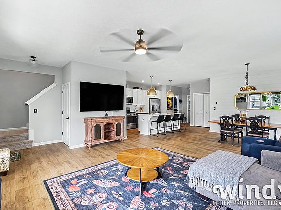 3rd image of 6996 W Cottage Ln NE