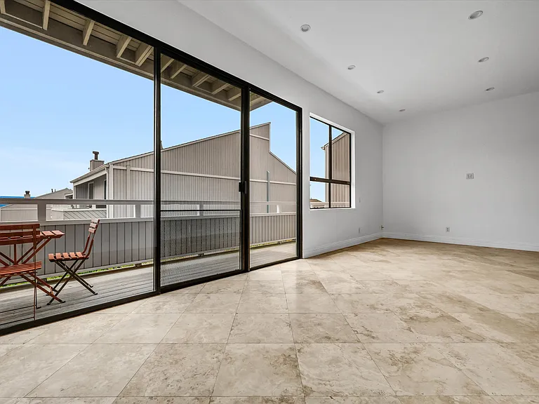 305 Columbia St — Photo 11
